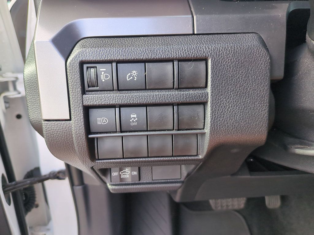 Certified 2025 Toyota Tacoma SR5 AWD/4WD image 16