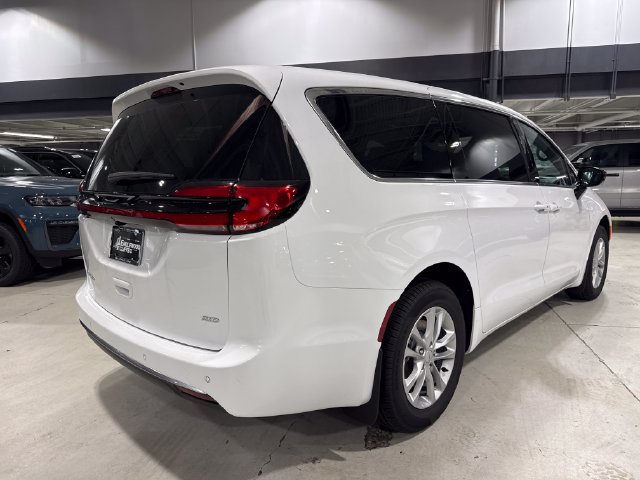 New 2027 Chrysler Pacifica Select w/ Family Tech Group AWD/4WD image 8