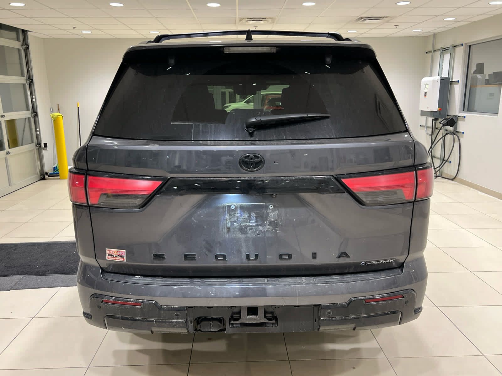 Used 2025 Toyota Sequoia Platinum AWD/4WD image 7