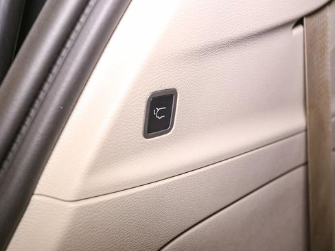 Used 2021 Chrysler Pacifica Touring-L image 11