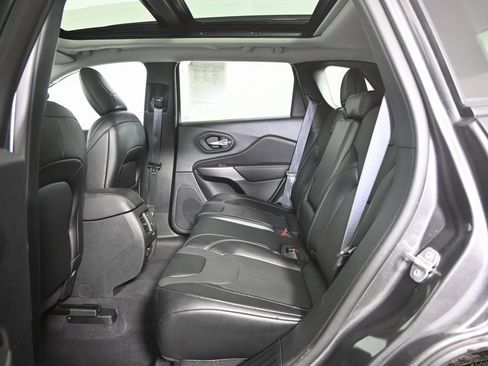 Used 2022 Jeep Cherokee Limited image 18