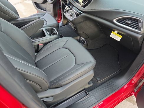 New 2026 Chrysler Pacifica Select image 21