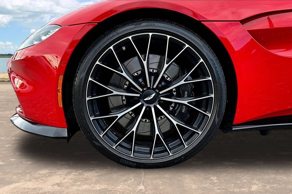 Used 2022 Aston Martin V8 Vantage Coupe RWD image 34