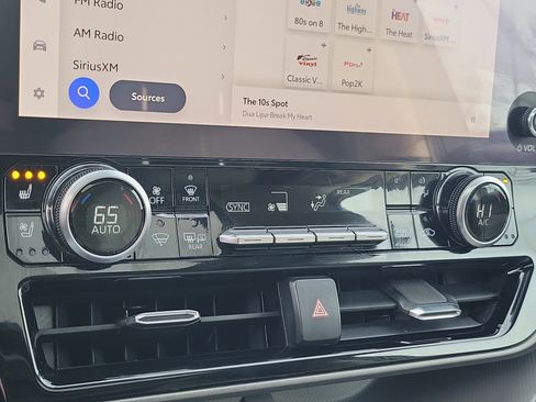 Used 2023 Toyota Highlander Limited image 30