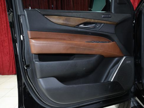 Used 2018 Cadillac Escalade Luxury image 11