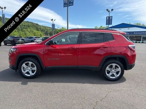 Used 2024 Jeep Compass Latitude AWD/4WD image 3