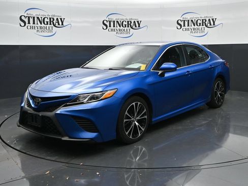 Used 2019 Toyota Camry SE FWD image 3