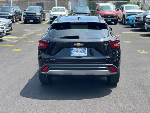 Used 2024 Chevrolet Trax LT w/ Sunroof Package FWD image 3