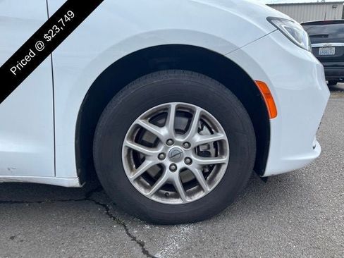 Used 2023 Chrysler Pacifica Touring-L FWD image 3