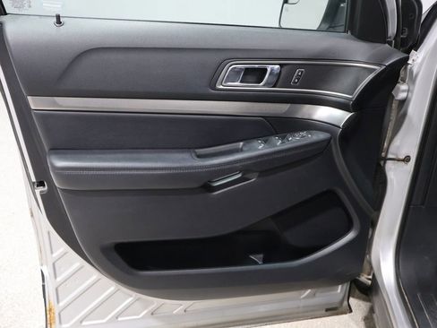 Used 2018 Ford Explorer XLT image 13