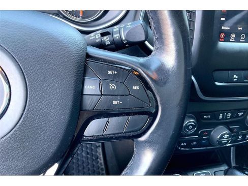 Used 2019 Jeep Cherokee Latitude Plus AWD/4WD image 21