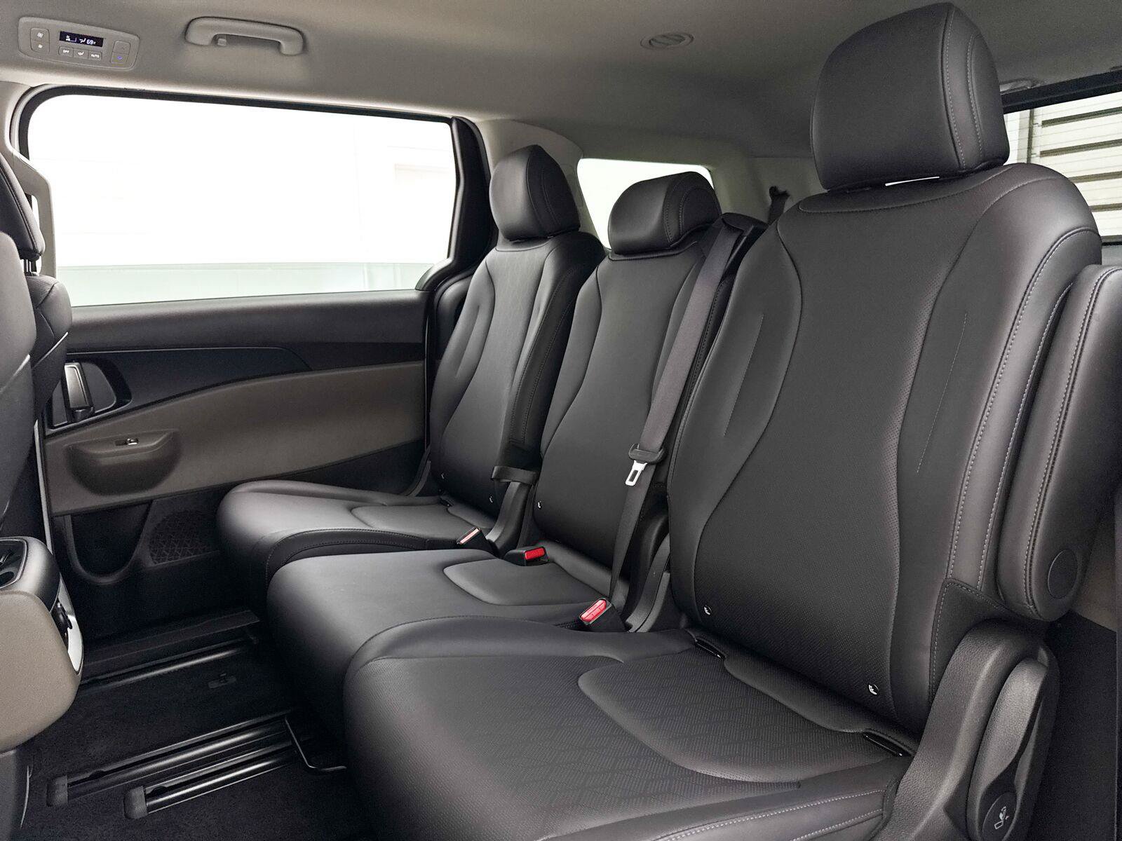 Used 2026 Kia Carnival FWD image 30