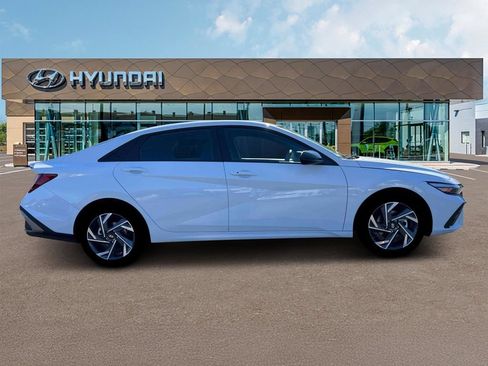 Used 2025 Hyundai Elantra Sport FWD image 9