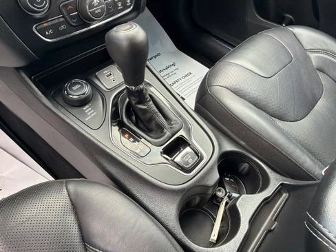 Used 2019 Jeep Cherokee Limited AWD/4WD image 20