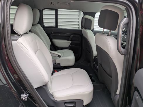 Used 2025 Land Rover Defender 130 S image 33