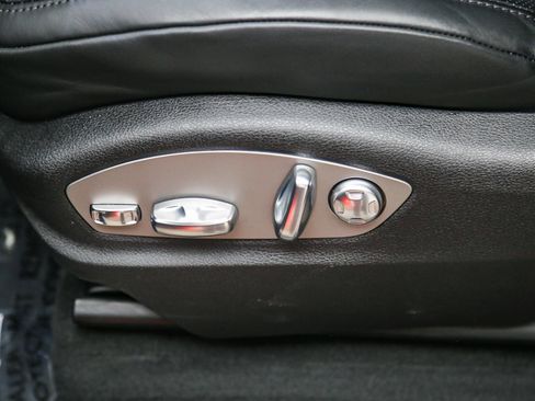 Certified 2025 Porsche Macan AWD/4WD image 25