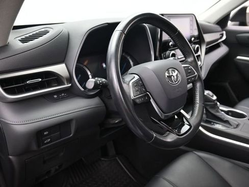 Used 2021 Toyota Highlander XLE image 15