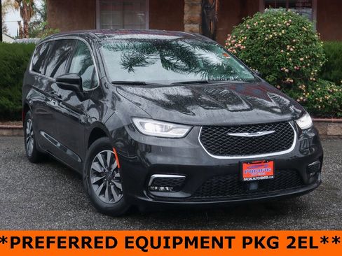 Used 2023 Chrysler Pacifica Touring-L image 2