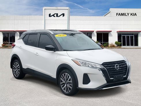 Used 2021 Nissan Kicks SV image 1