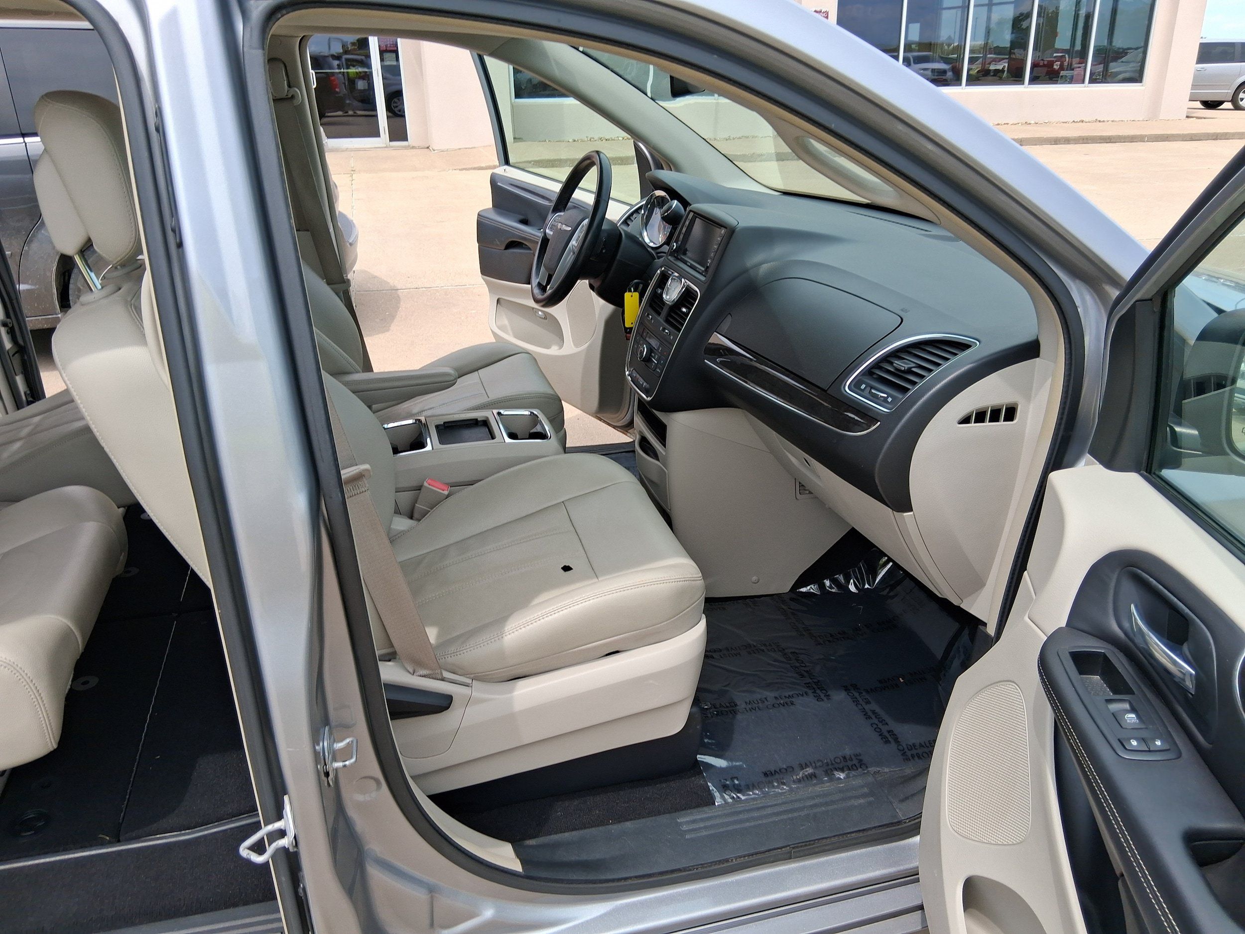 Used 2013 Chrysler Town & Country Touring FWD image 19