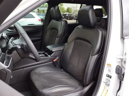 Used 2023 Jeep Grand Cherokee Altitude AWD/4WD image 12