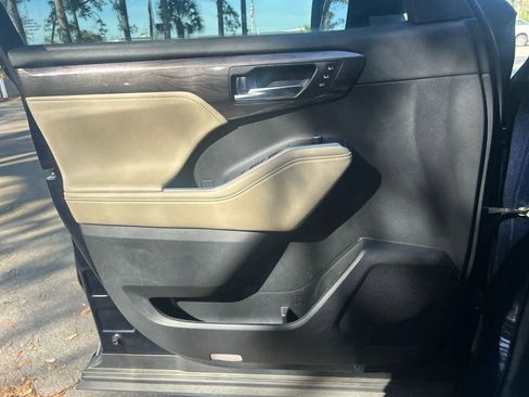 Used 2023 Toyota Highlander Limited image 19