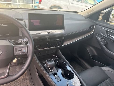 Used 2025 Nissan Rogue Platinum w/ Platinum Premium Package image 7