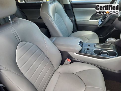 Used 2023 Toyota Highlander L image 18