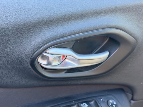 Used 2015 Jeep Cherokee Latitude w/ Comfort/Convenience Group image 15