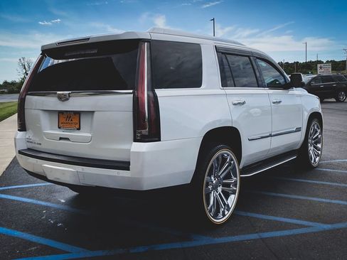 Used 2016 Cadillac Escalade Luxury AWD/4WD image 34