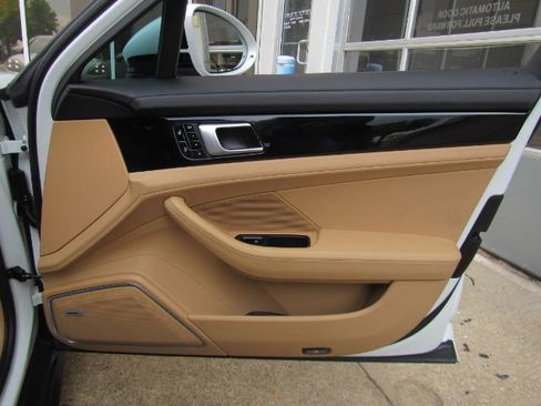 Used 2019 Porsche Panamera 4 image 19
