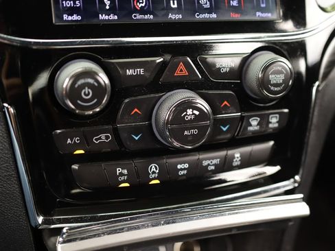 Used 2019 Jeep Grand Cherokee Altitude image 18