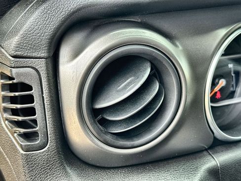 Used 2023 Jeep Gladiator Willys image 15