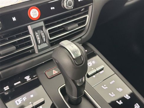 Certified 2026 Porsche Macan AWD/4WD image 33