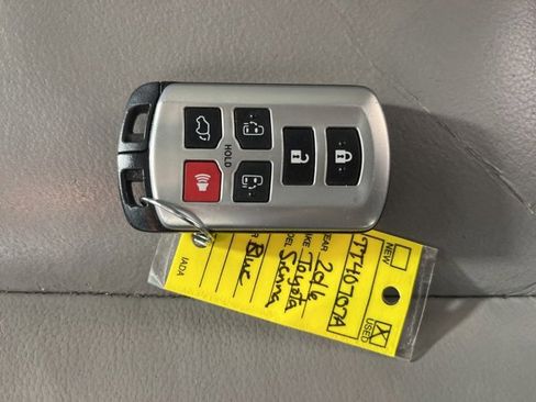 Used 2016 Toyota Sienna XLE image 18