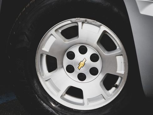 Used 2013 Chevrolet Suburban LT w/ Luxury Package image 2