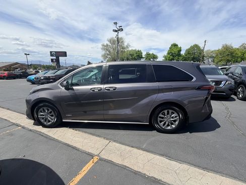 Used 2021 Toyota Sienna LE AWD/4WD image 7