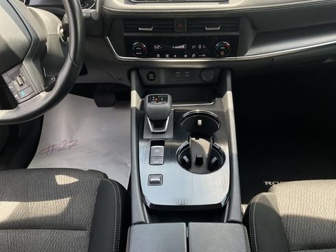 Used 2025 Nissan Rogue SV FWD image 15