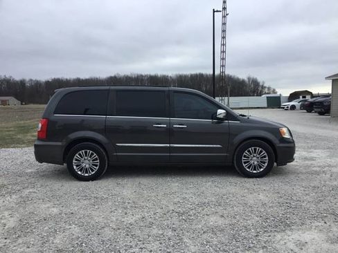 Used 2015 Chrysler Town & Country Touring-L w/ Driver Convenience Group image 2