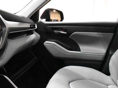 Used 2022 Toyota Highlander XLE image 22