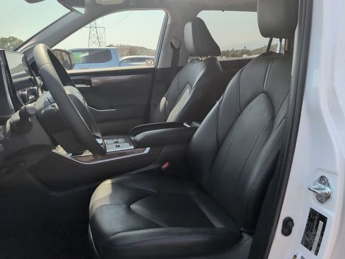 Used 2023 Toyota Highlander Limited FWD image 8