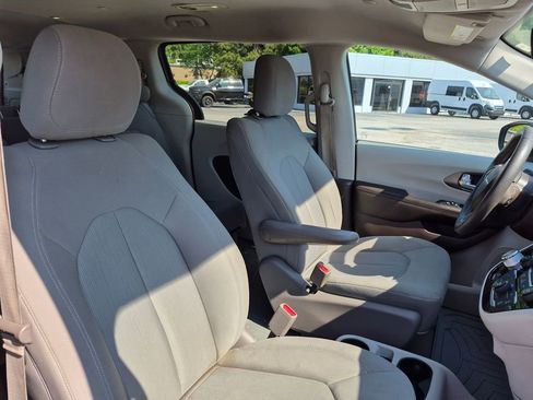 Used 2017 Chrysler Pacifica Touring FWD image 28