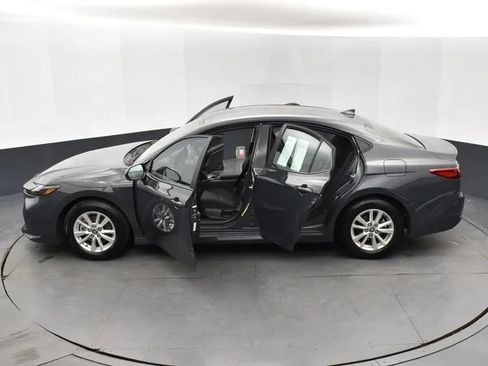 Used 2025 Toyota Camry LE image 7