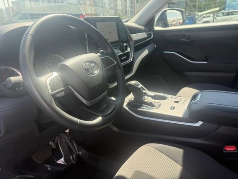 Used 2025 Toyota Highlander LE FWD image 9