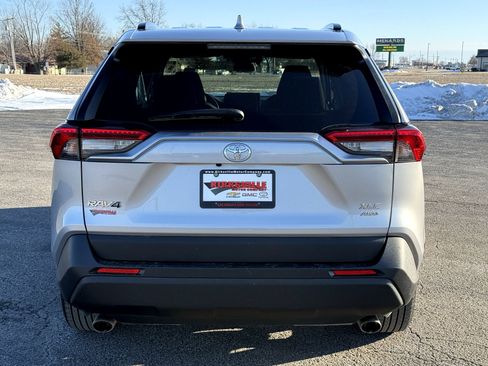 Used 2021 Toyota RAV4 XLE w/ Convenience Package image 4