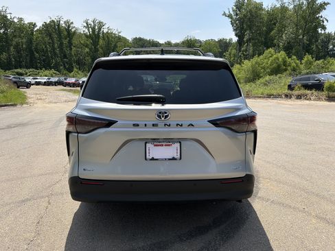 Used 2025 Toyota Sienna XLE w/ XLE Plus Package FWD image 6
