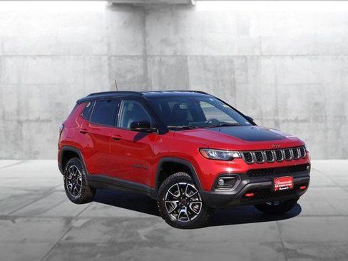 Used 2025 Jeep Compass Trailhawk AWD/4WD image 2