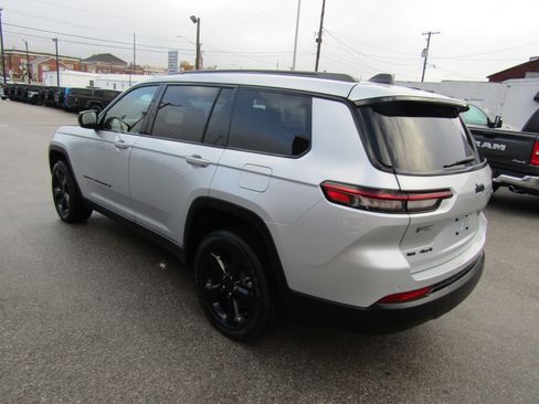 Used 2023 Jeep Grand Cherokee L Laredo image 5