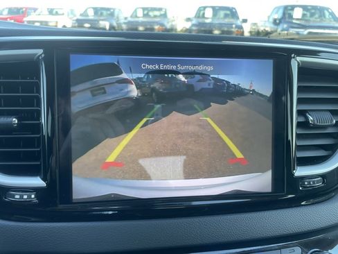 Used 2024 Chrysler Pacifica Touring-L image 19