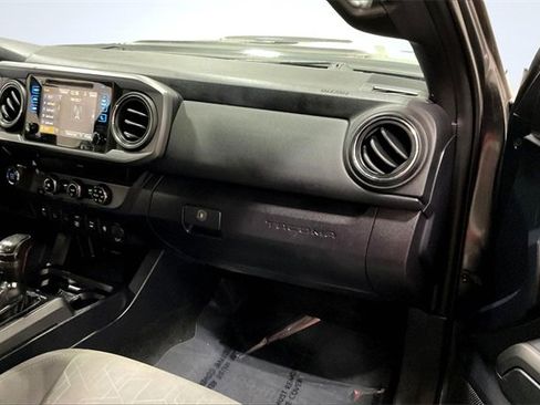 Used 2018 Toyota Tacoma TRD Sport image 17